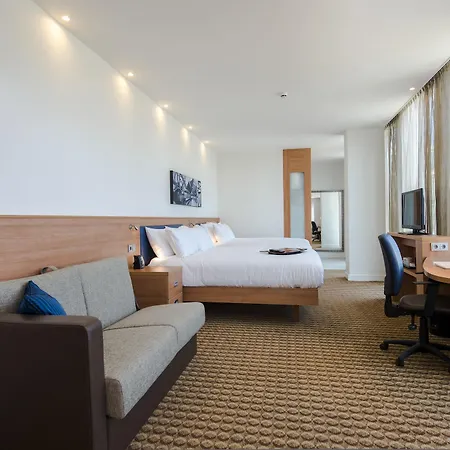 Hotel Hampton By Hilton Arena Boulevard 3*