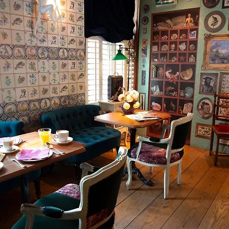 Rosalia's Menagerie Cocktail Bar & Innupstairs מלון