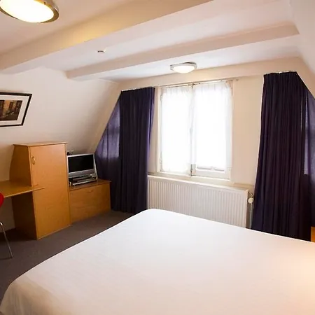 Quentin Golden Bear Hotel