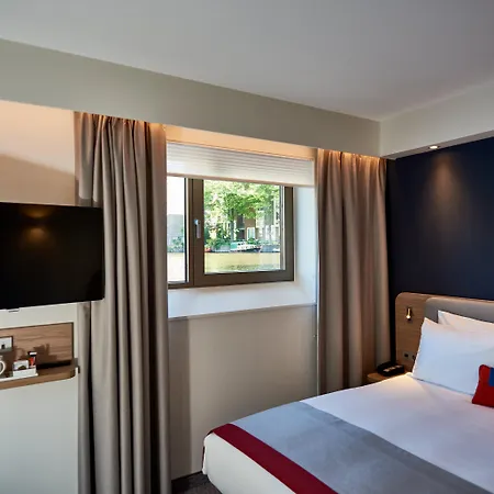 מלון Express - Hall By Ihg 3*