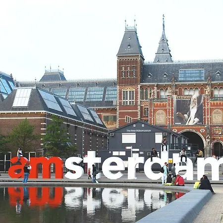 Short Group Dapper Market Serviced Amsterdam