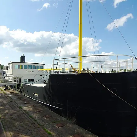Magnificent Houseboat With A Stunning View! *