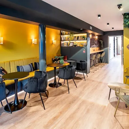 Hostel The Bee