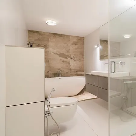 Luxurious Studio Only 15 Minutes From Center *