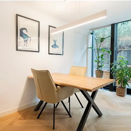 לינה וארוחת בוקר Luxurious Studio Only 15 Minutes From Center *