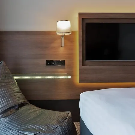 Moxy Houthavens 4*