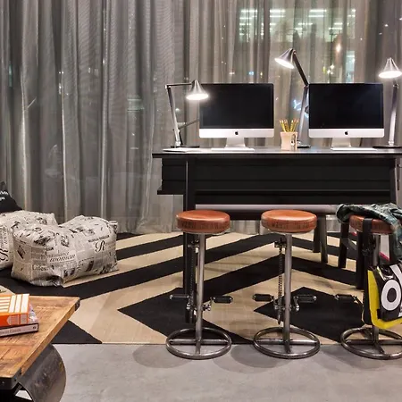 Moxy Houthavens 4*