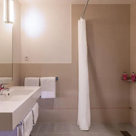 Moxy Houthavens 4*