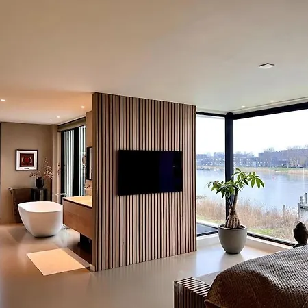 Luxury Waterfrontvilla Villa