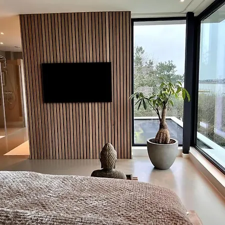 Luxury Waterfrontvilla *