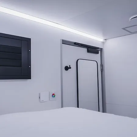 Hostel This HoTel *