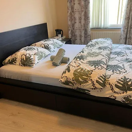 Homestay Private Bedroom In - 1 Min Walk Metro & Free Parking *
