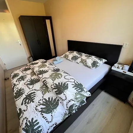 Homestay Private Bedroom In - 1 Min Walk Metro & Free Parking *