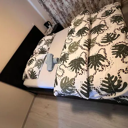 Private Bedroom In - 1 Min Walk Metro & Free Parking Homestay *