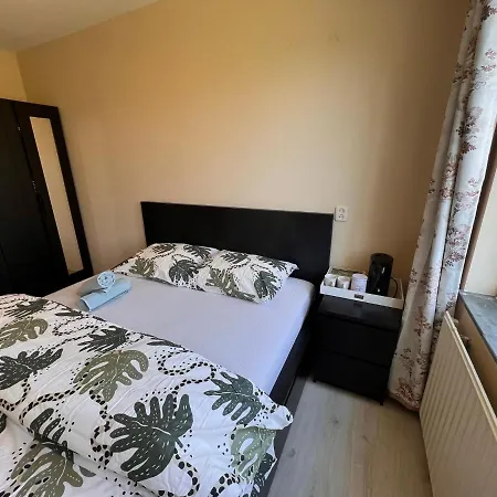 Private Bedroom In - 1 Min Walk Metro & Free Parking Homestay