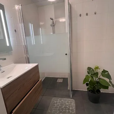 Private Bedroom In - 1 Min Walk Metro & Free Parking Homestay *