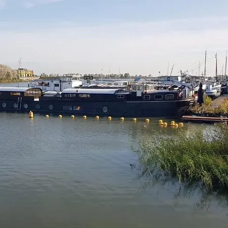 Wheelhouse Euphrate Houseboat Bed & Breakfast Diemen
