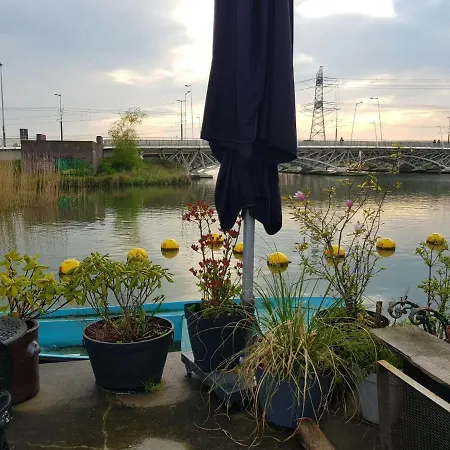 Wheelhouse Euphrate Houseboat Bed & Breakfast *