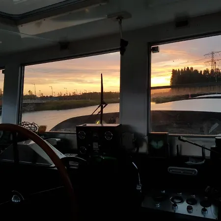 Wheelhouse Euphrate Houseboat Bed & Breakfast *