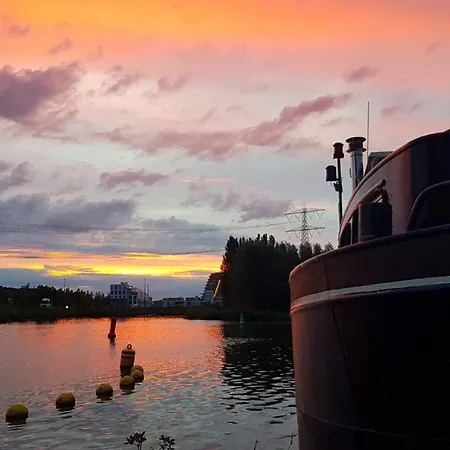 Wheelhouse Euphrate Houseboat * Diemen