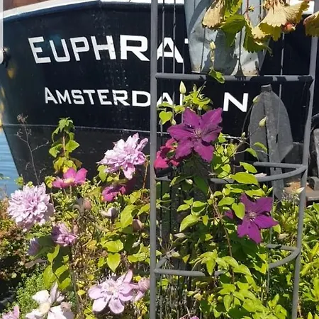 Wheelhouse Euphrate Houseboat Bed & Breakfast