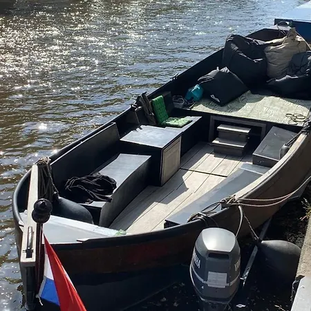 Bed & Breakfast Wheelhouse Euphrate Houseboat Diemen