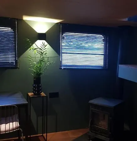 Bed & Breakfast Wheelhouse Euphrate Houseboat Diemen
