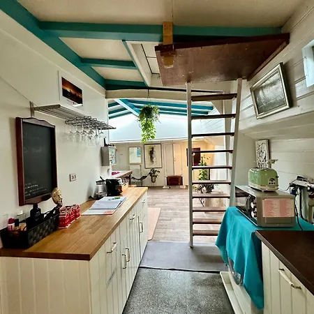 Houseboat In Homestay