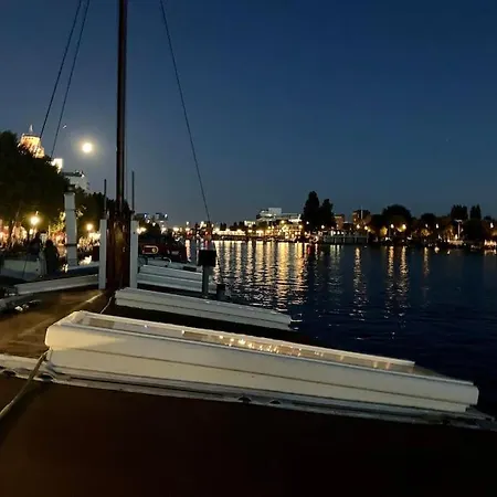 Homestay Houseboat In
