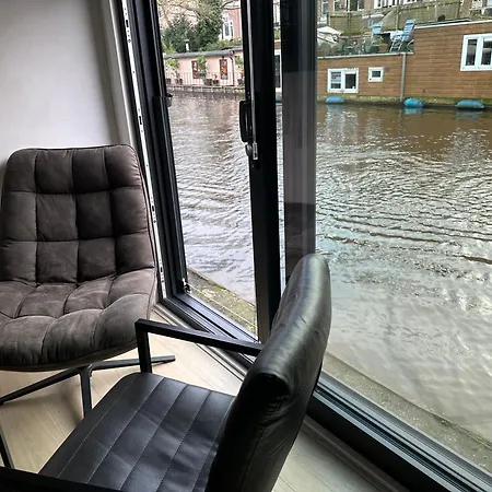 Amsterdam-houseboat-amstel Couette-café