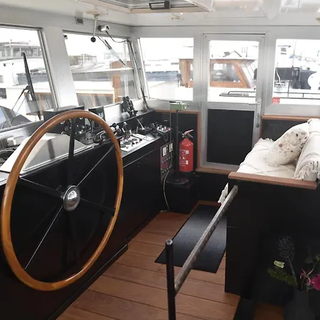 Wheelhouse Euphrate Houseboat * Diemen