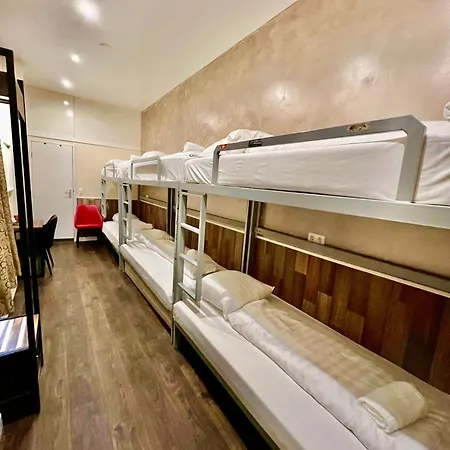 Dam Hotel 2*