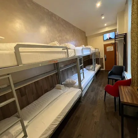 Dam Hotel 2*