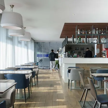 Hotel Hampton By Hilton Centre East 4*