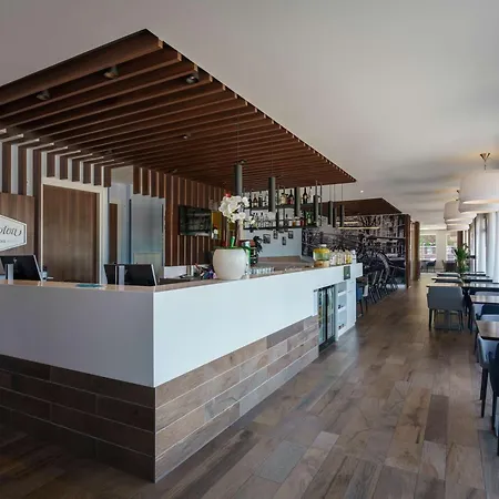 Hampton By Hilton Centre East Hotel 4*