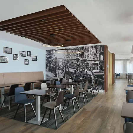 Hampton By Hilton Centre East Hotel