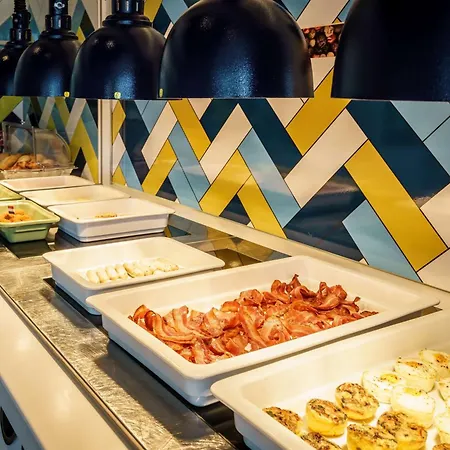 Hotel Hampton By Hilton Centre East 4*