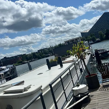 Bed & Breakfast Boat & Boost *