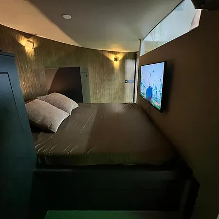 Boat & Boost Bed & Breakfast *