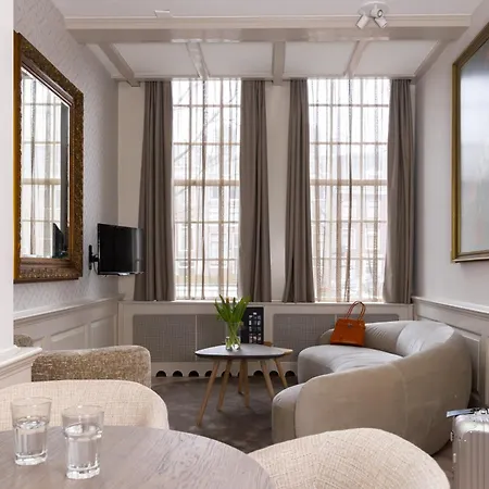 Canal Apartment *