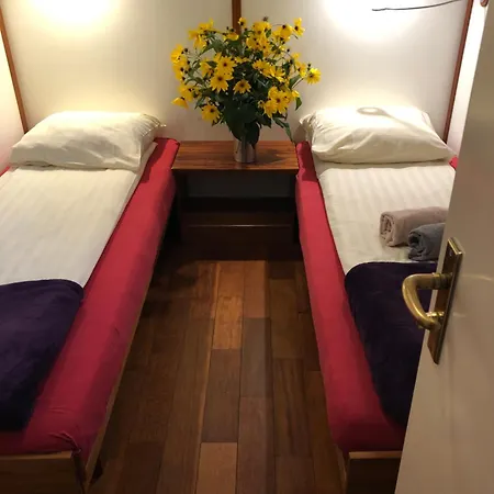 Hotelboot Zwaan