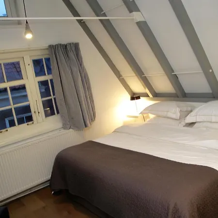 Bed & Breakfast Sleep In *