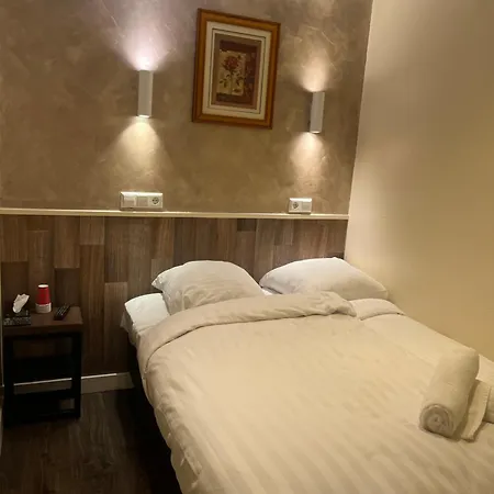 Dam Hotel 2*
