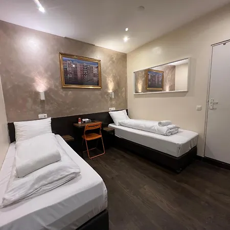 Dam Hotel 2*