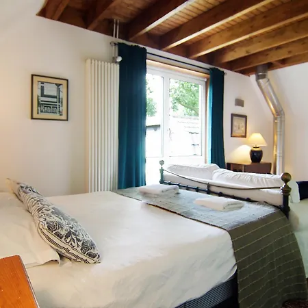 Tranquil Wooden House With Free Parking *
