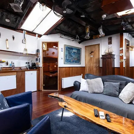 Bateau-hôtel Anna Houseboat *