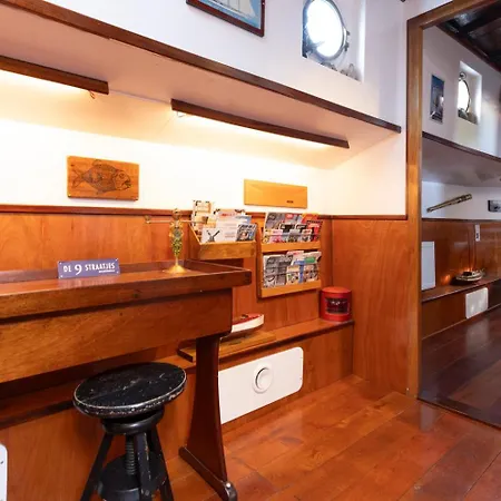 Bateau-hôtel Anna Houseboat *