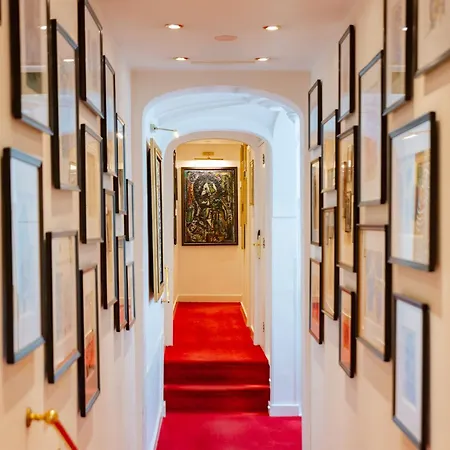 Hotel Ambassade 4*