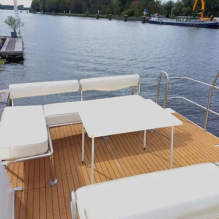 Motorjacht At Ease Hotel en barco *