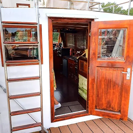 Motorjacht At Ease Hotel en barco